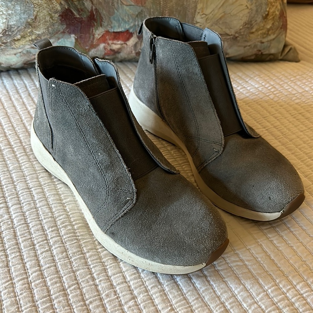 OTBT Bethel Gray Vegan Zip Ankle Bootie. Size 8